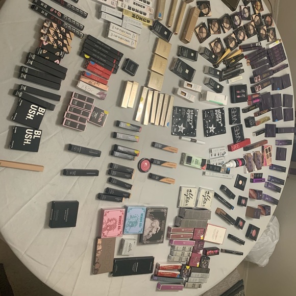 Authentic makeup - Picture 2 of 2